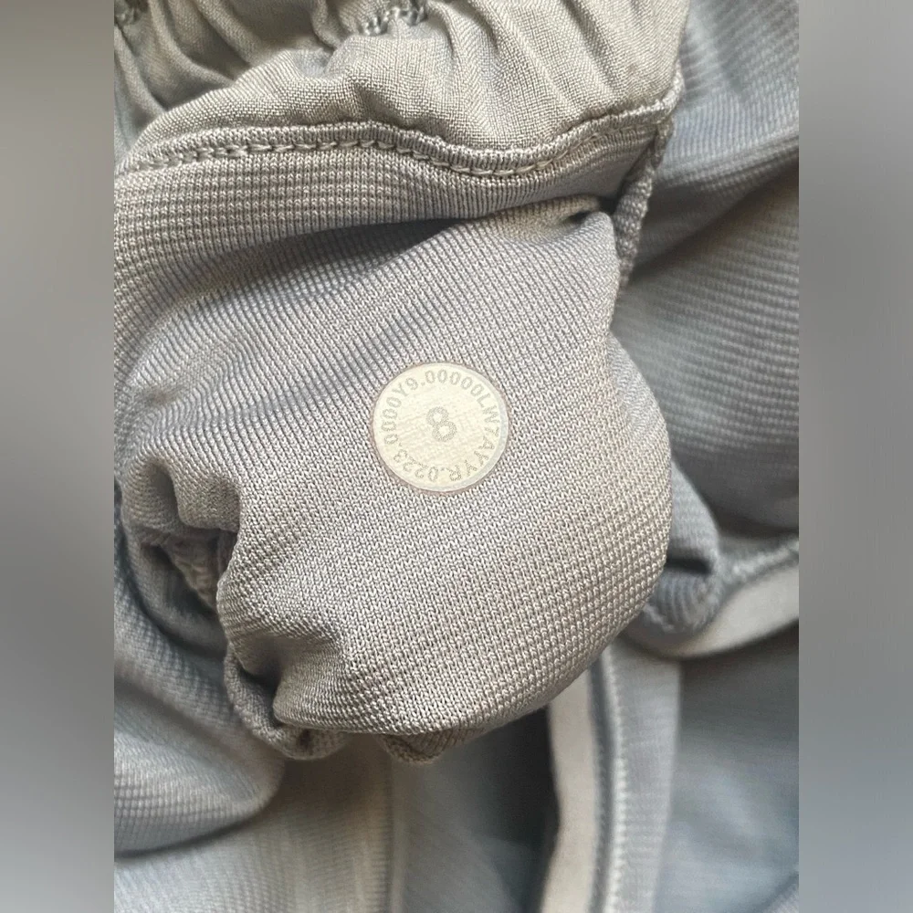 Lululemon Hotty Hot High-Rise Lined Short 2.5" in Rhino Grey ~ Size 8 - Picture 9 of 9